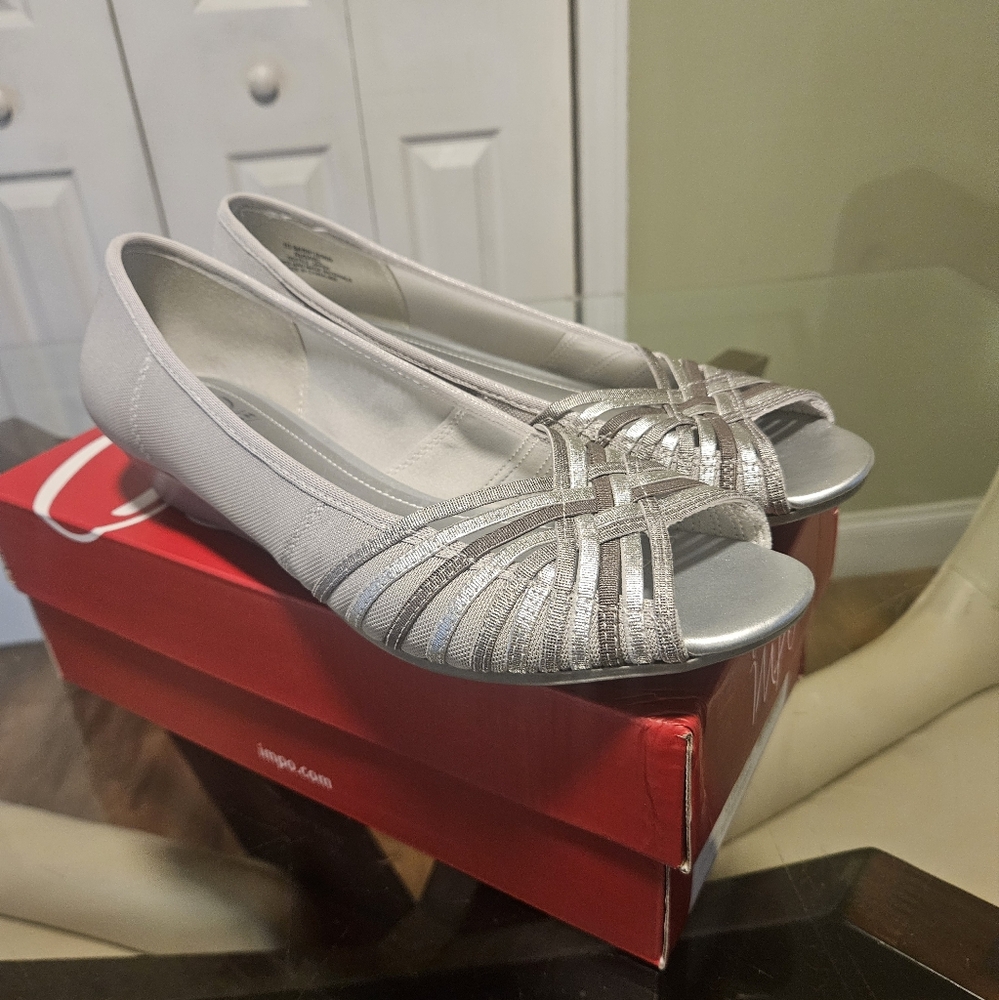 Silver Stretch slip on dress shoes/flats/slide on, sz 10, Impo brand, like new